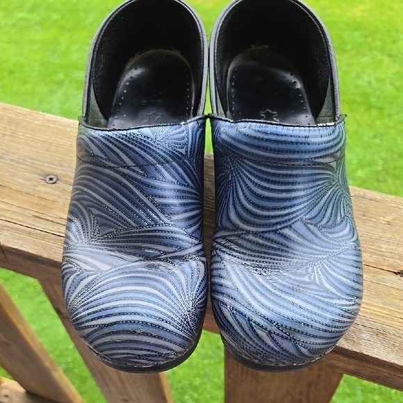 Dansko Shoes - Dansko Womens Blue Linear Patterned Nurse SCRUB Clogs 40 9 To 9.5